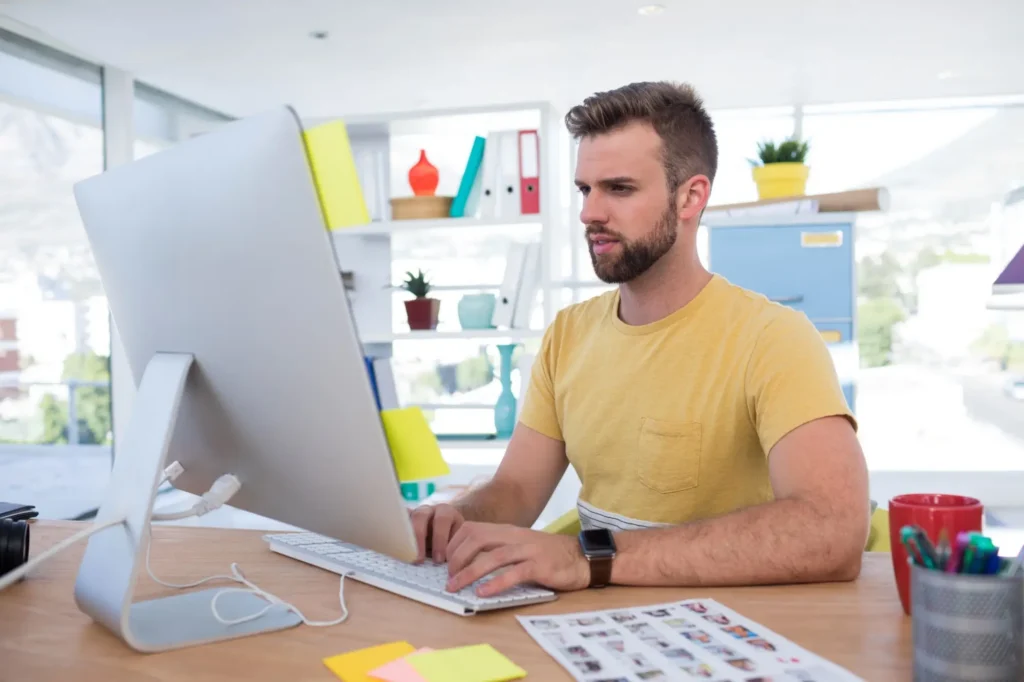 Shutterstock_1761940514 - Techsvět Muž pracuje na PC