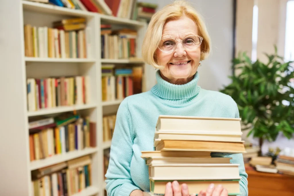 Shutterstock_1775828099 - Techsvět Seniorka v knihovně