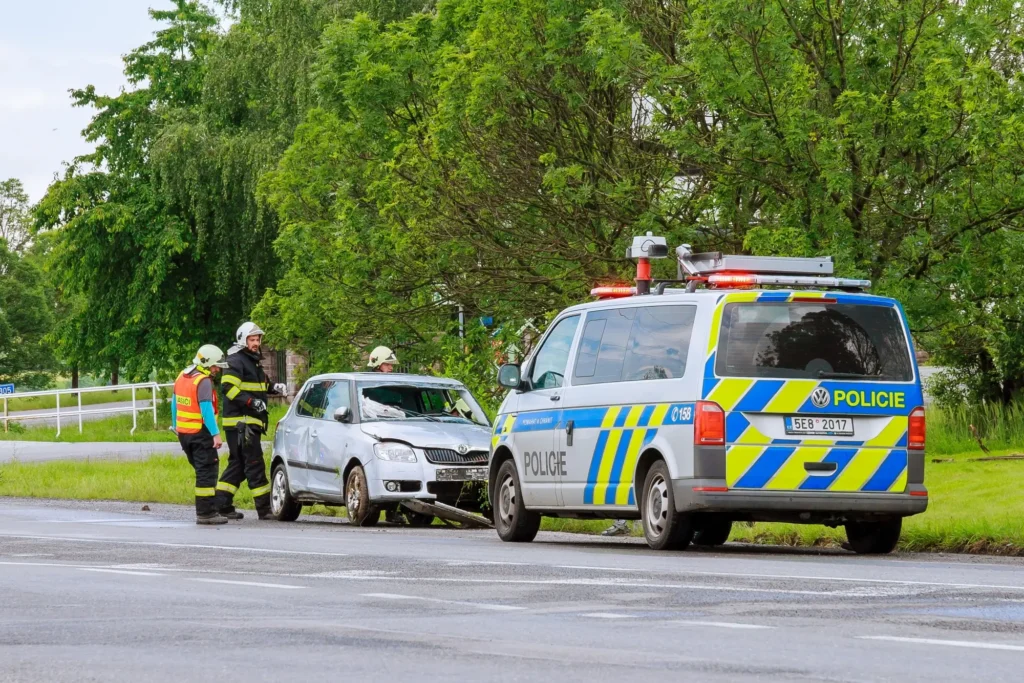 Policie a hasiči u nehody