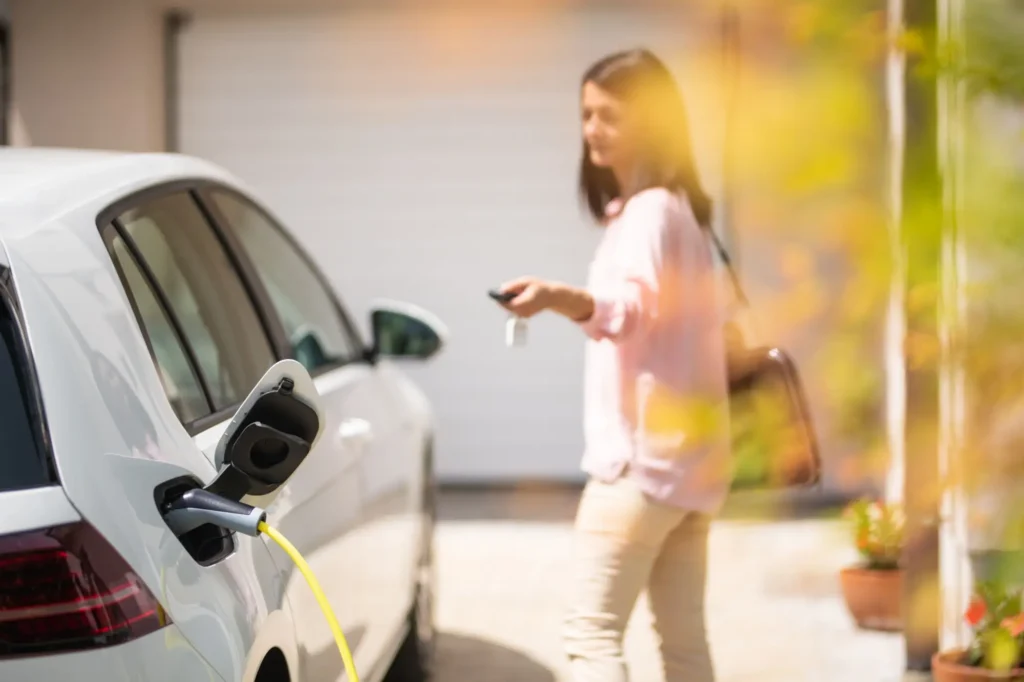 Shutterstock_1812967381 - Techsvět Žena přichází k nabitému elektromobilu