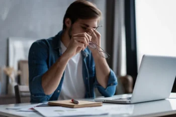 Frustrovaný muž u počítače