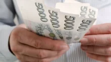 Pětitisícovky v rukou