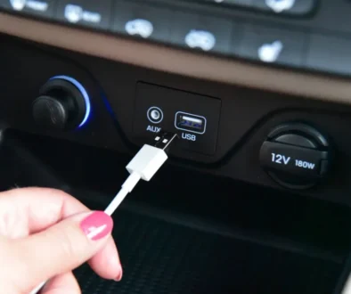 Ruka dává kabel do USB v autě