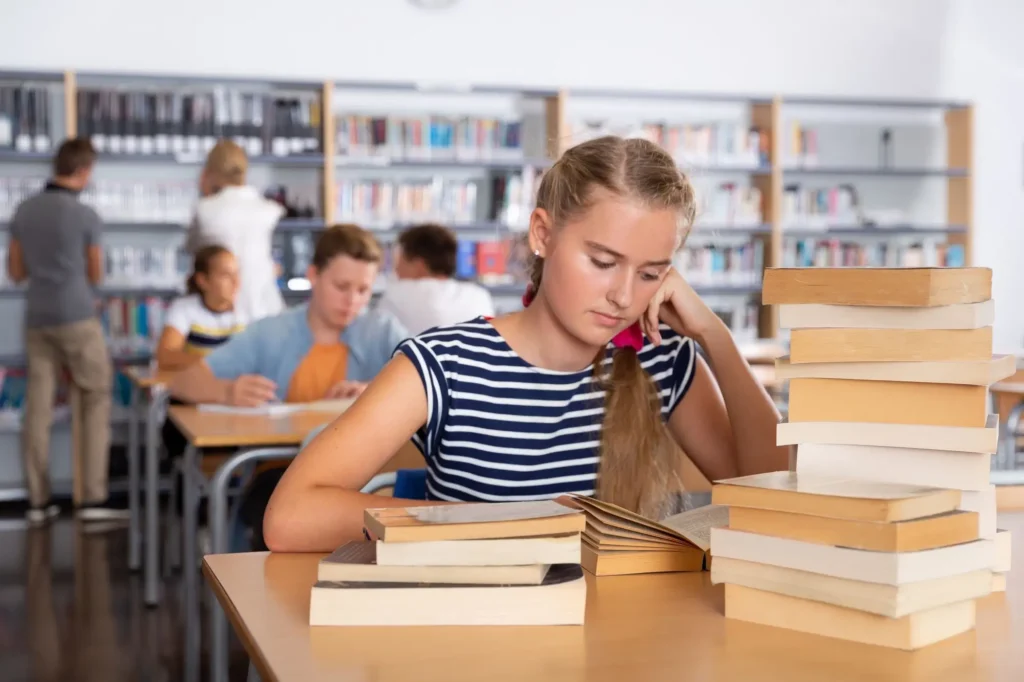 V 7. třídě přibývá učení, FOTO: Shutterstock - Techsvět dívka ve škole se učí