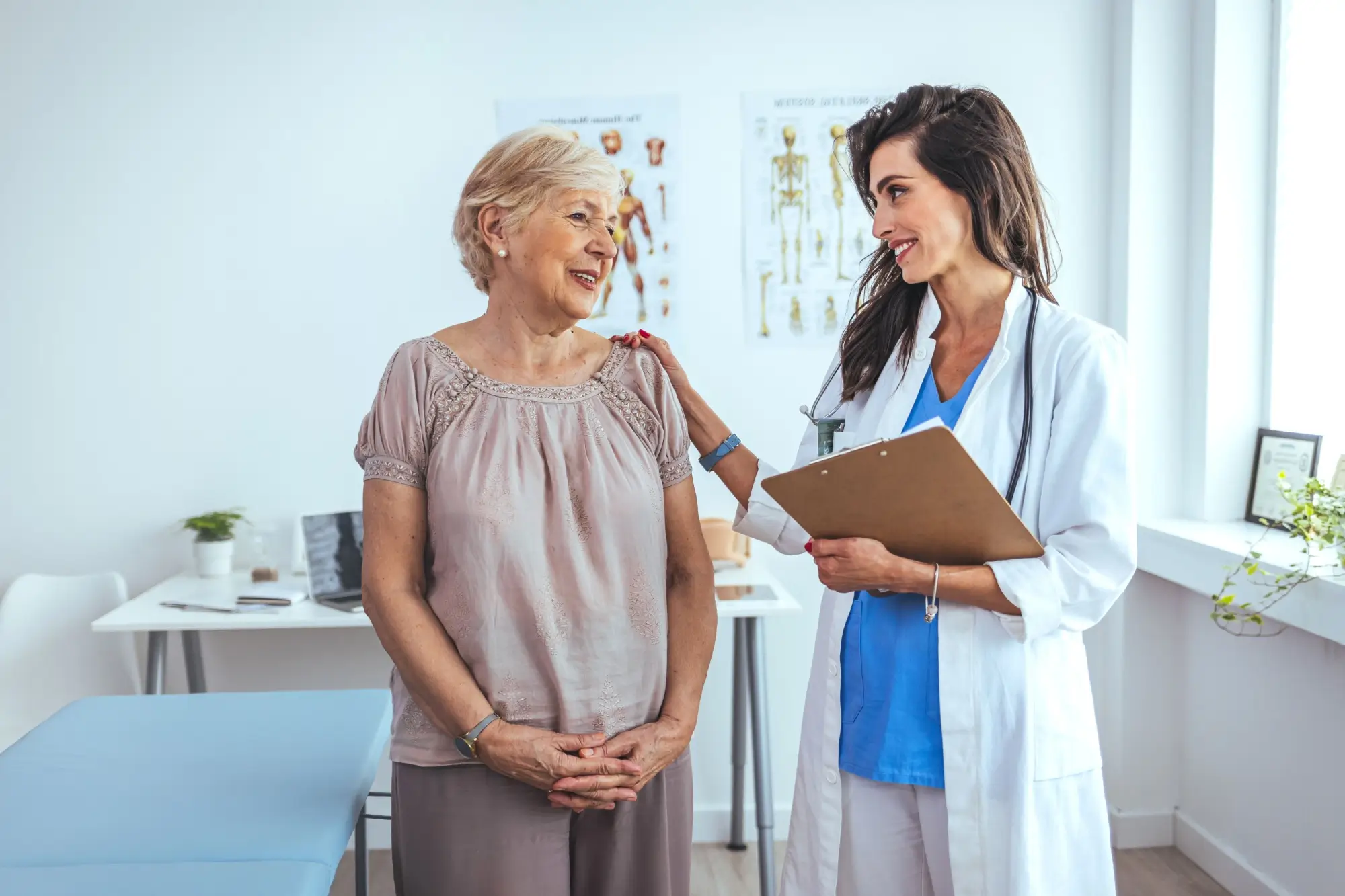 Shutterstock_2169885985 - Techsvět Seniorka u doktorky
