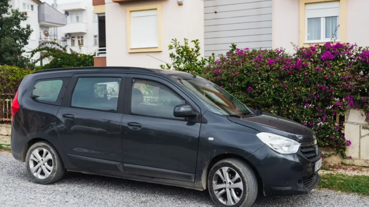 auto stojící před domem