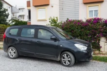 auto stojící před domem