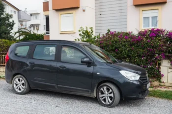 auto stojící před domem