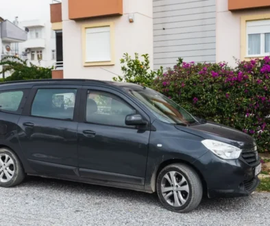 auto stojící před domem