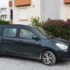 auto stojící před domem