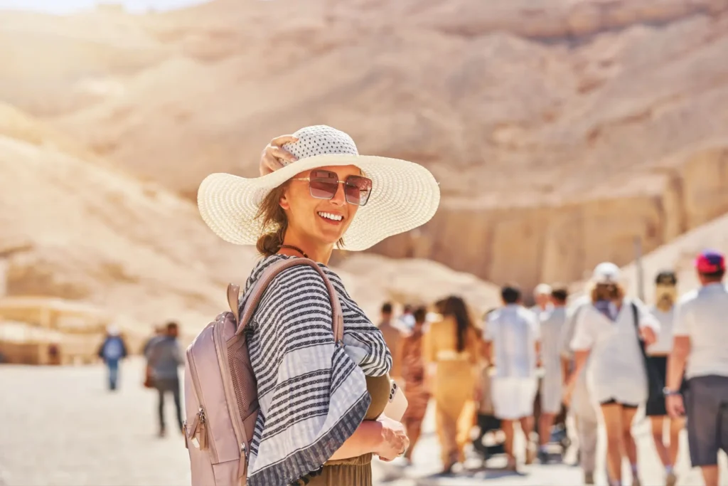Žena s šátkem a kloboukem v Egyptě