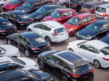 vystavená auta v autobazaru