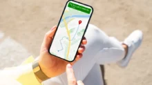 Mobil ukazující mapu