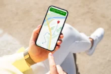 Mobil ukazující mapu