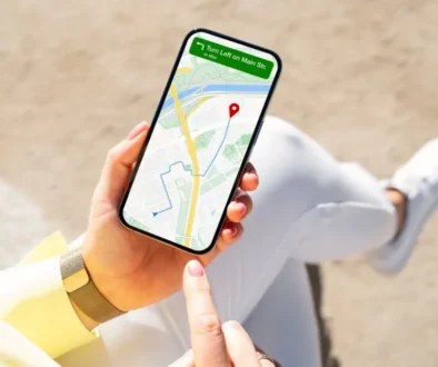 Mobil ukazující mapu