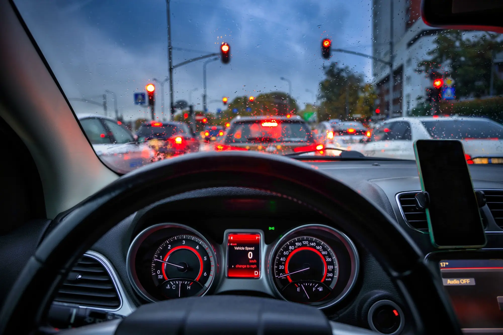 Auto stojí v zácpě před křižovatkou 