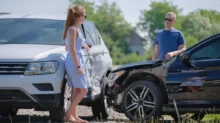 Muž a žena při dopravní nehodě