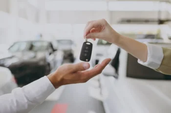 Předání klíčků od nového auta