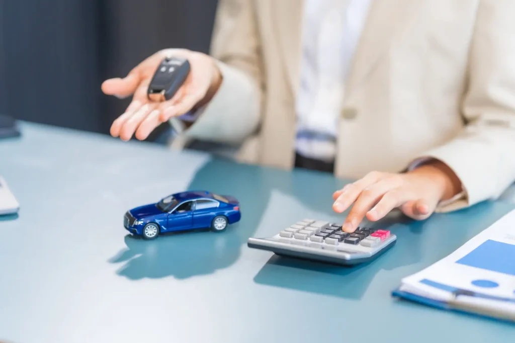 Žena kalkuluje leasing