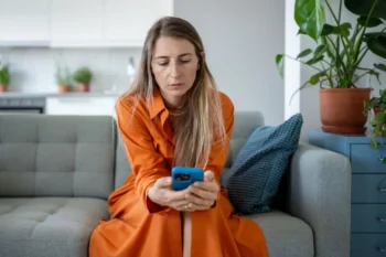 Žena se dívá na telefon