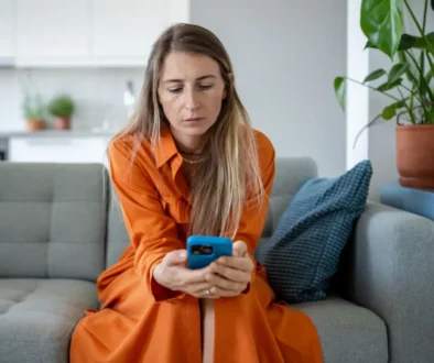 Žena se dívá na telefon