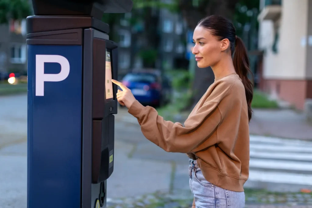 Shutterstock_2467945147 2 - Techsvět Žena u parkovacího automatu