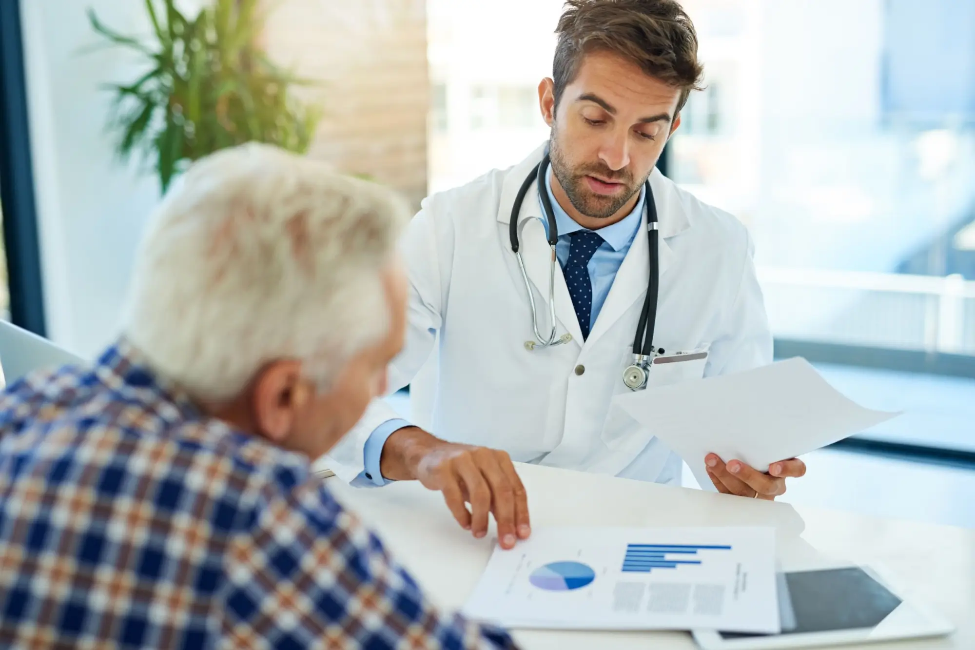 Shutterstock_2469643663 - Techsvět Lékař ukazuje papíry seniorovi