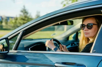 Žena ve slunečních brýlích za volantem