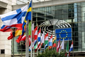 Sídlo Evropského parlamentu a vlajky