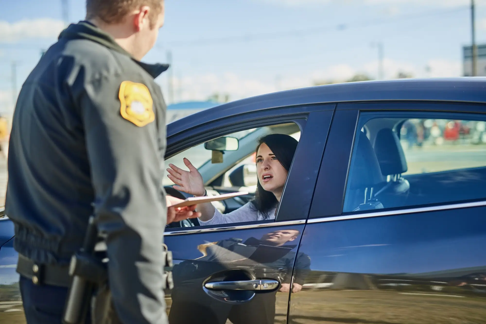 Shutterstock_2485560039 - Techsvět Řidička mluví s policistou