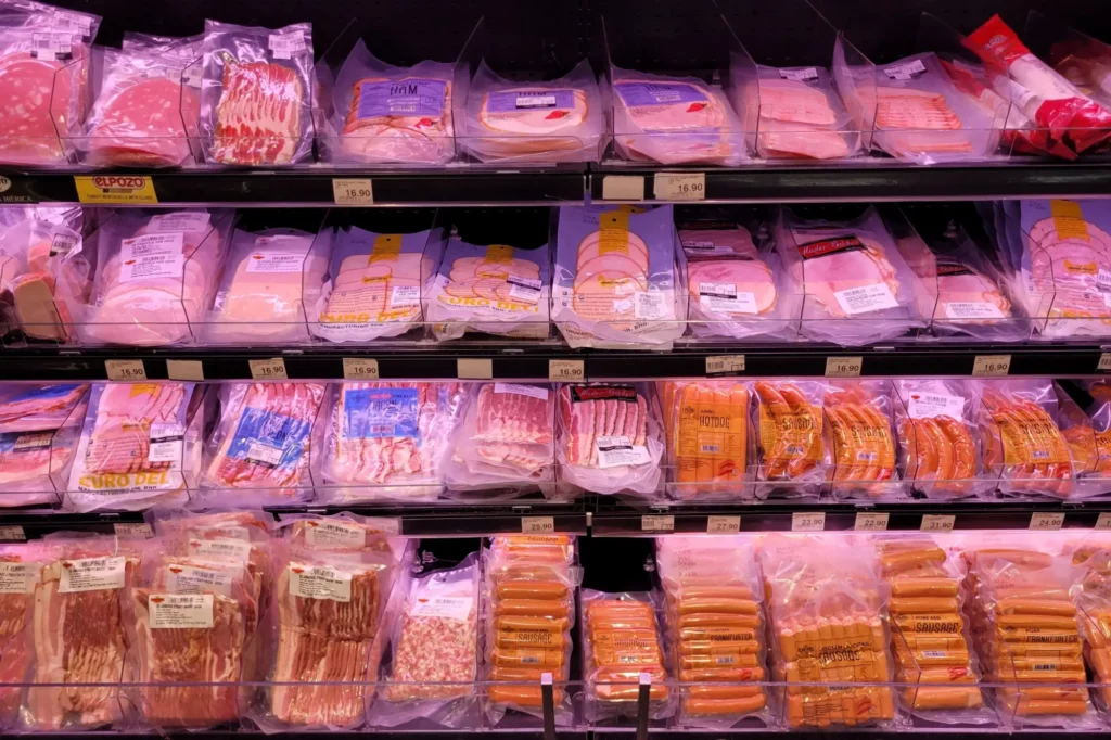 Například uzeniny se po uplynutí data spotřeby konzumovat nesmí, FOTO: Shutterstock - Techsvět potraviny v supermarketu