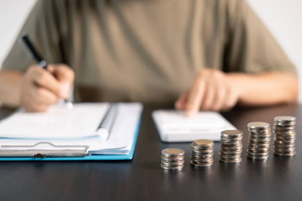Shutterstock_2495104283 - Techsvět Žena počítá investice