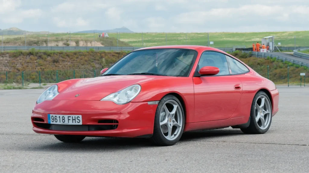 Pátá generace Porsche 911 (996) byla nenáviděná, ale nakonec i nejúspěšnější. Zdroj: Shutterstock - Techsvět Porsche 911 Carrera