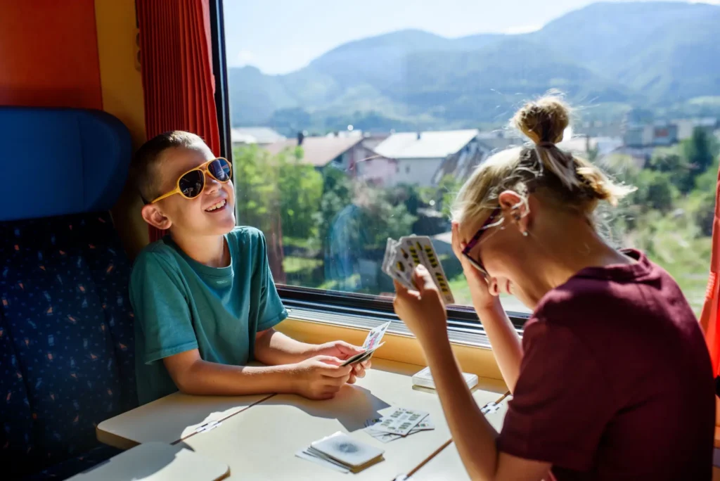 Shutterstock_2510861105 - Techsvět Děti hrají ve vlaku karty
