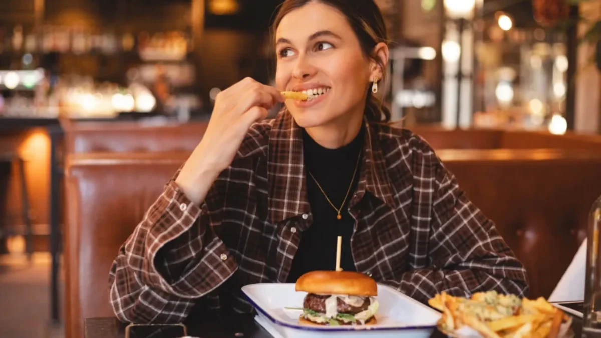 Žena jí hovězí burger