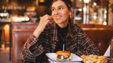 Žena jí hovězí burger