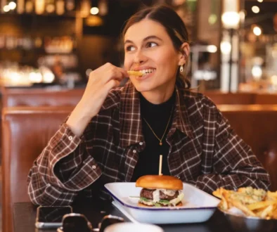 Žena jí hovězí burger