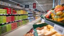 potraviny v supermarketu