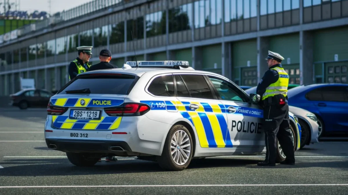policisté vedle policejního auta