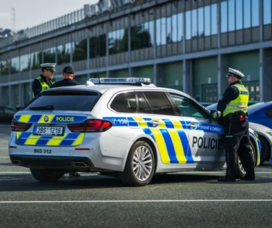 policisté vedle policejního auta