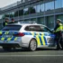 policisté vedle policejního auta
