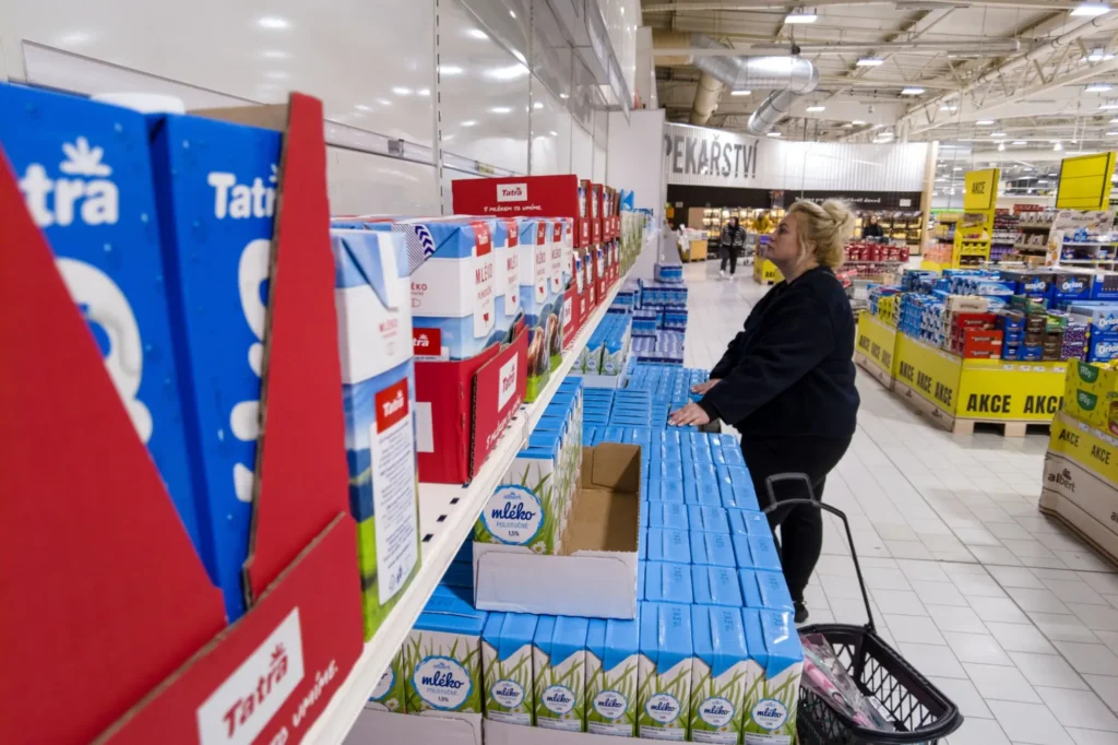 Mléko v supermarketu