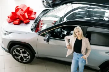 Žena u nového auta