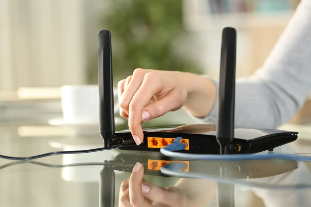 Shutterstock_2593140875 - Techsvět Žena vypíná router