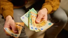 Muž s bankovkami