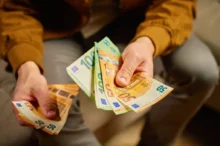 Muž s bankovkami