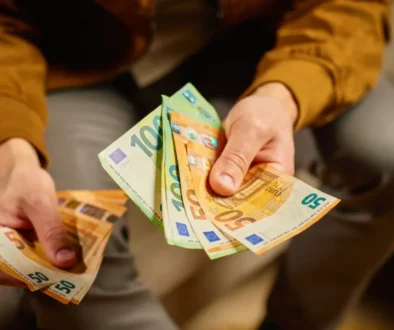 Muž s bankovkami