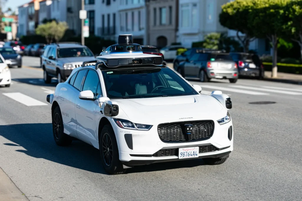 Autonomní Jaguár v ulicích San Francisca