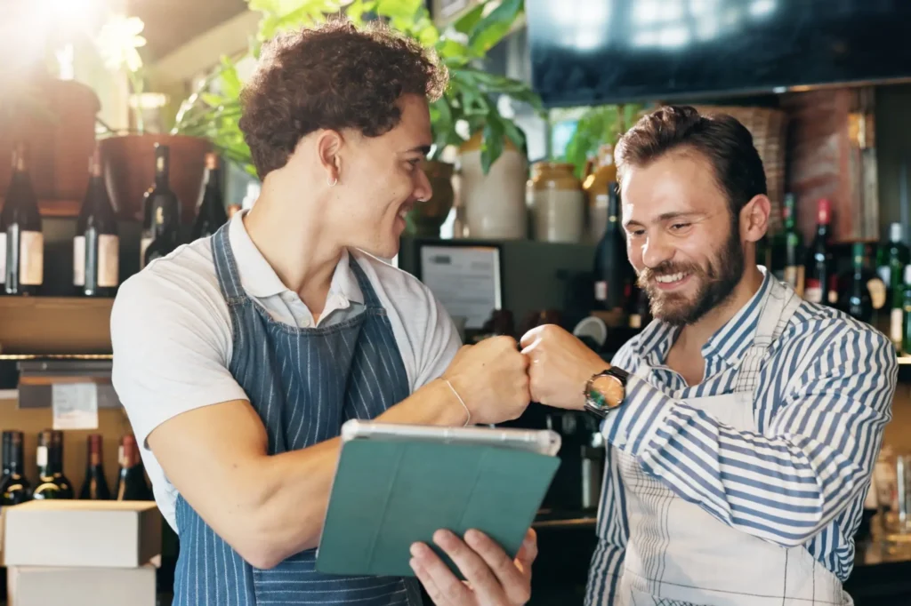 Shutterstock_2618323879 - Techsvět Kuchař a číšník se radují