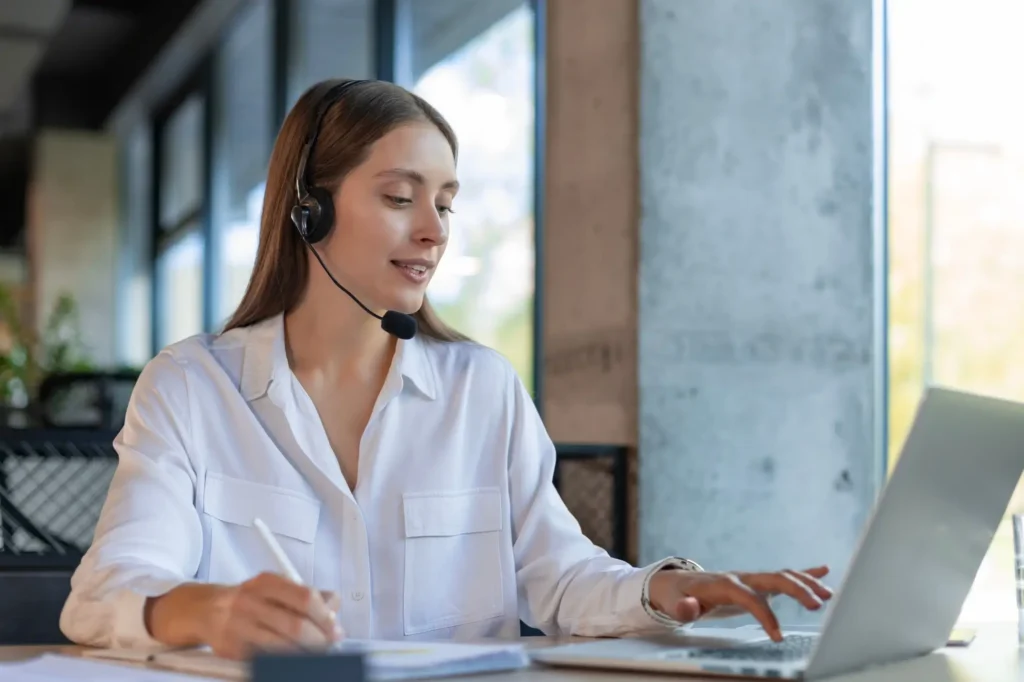 Shutterstock_2625849161 - Techsvět Žena pracuje v callcentru